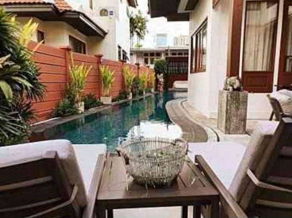 Fully furnished five star house for rent in the heart of Thonglor.